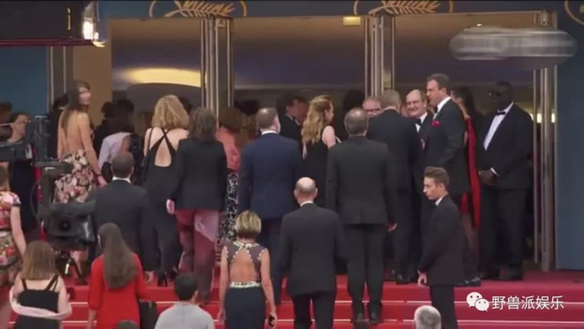 Màn đi thảm đỏ hài nhất Cannes 2018: Tình cũ G-Dragon chiếm hẳn 9 phút để...xoay tròn